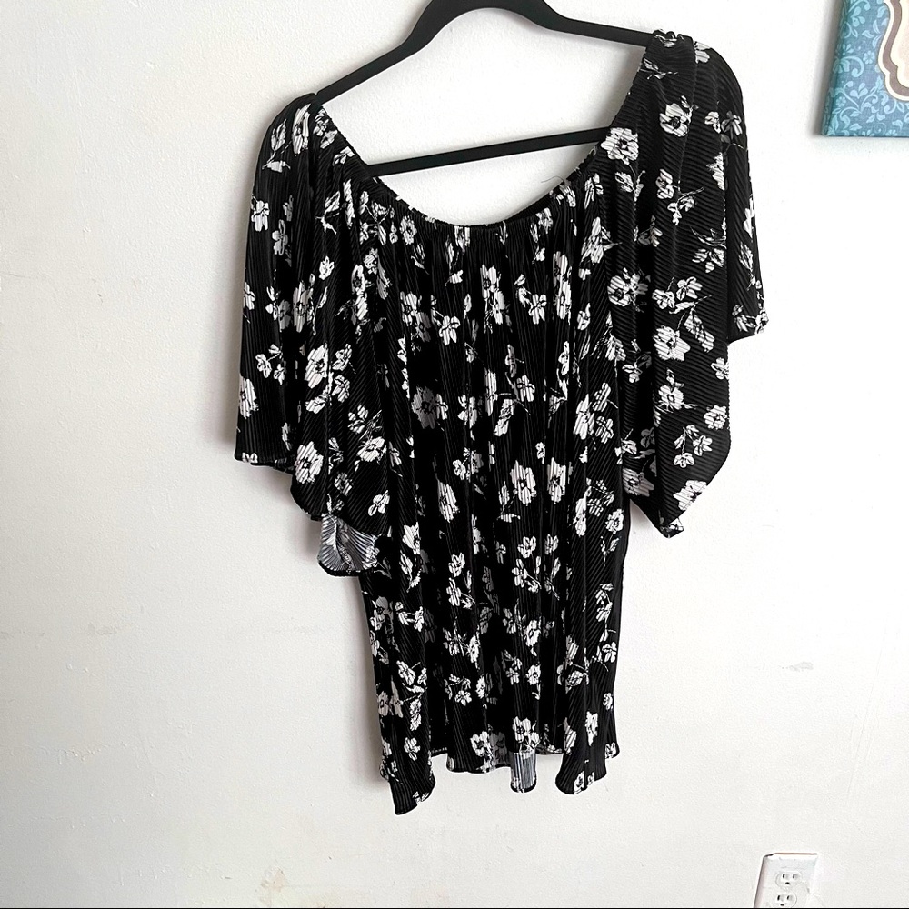Wavy black and white blouse